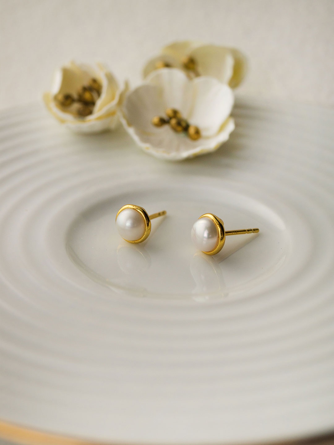 

MANNASH Gold-Plated Off White Classic Studs Earrings