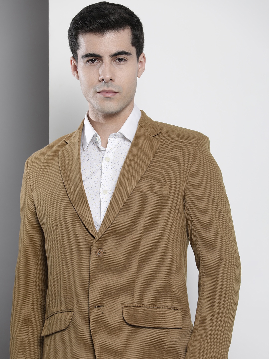 

The Indian Garage Co Men Self Design Slim-Fit Single-Breasted Blazer, Tan