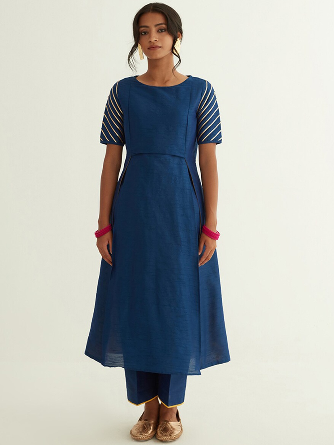 

Abhishti Women Blue Gotta Patti Front Slits Kurta