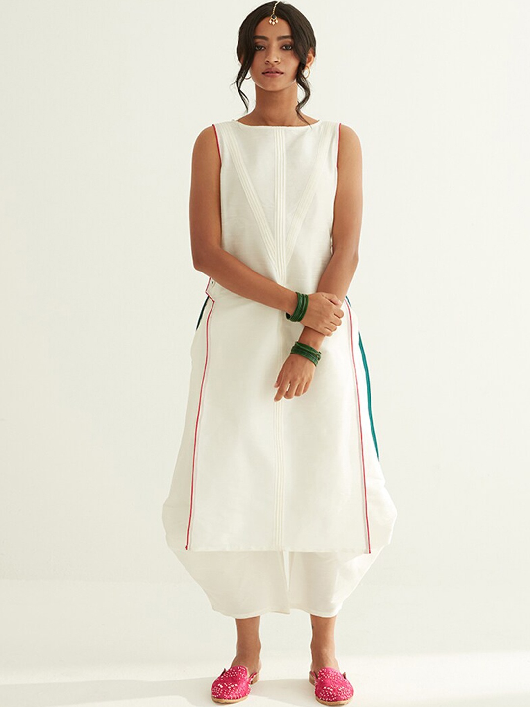 

Abhishti Women White Boat Neck Kurta With Side Buttons