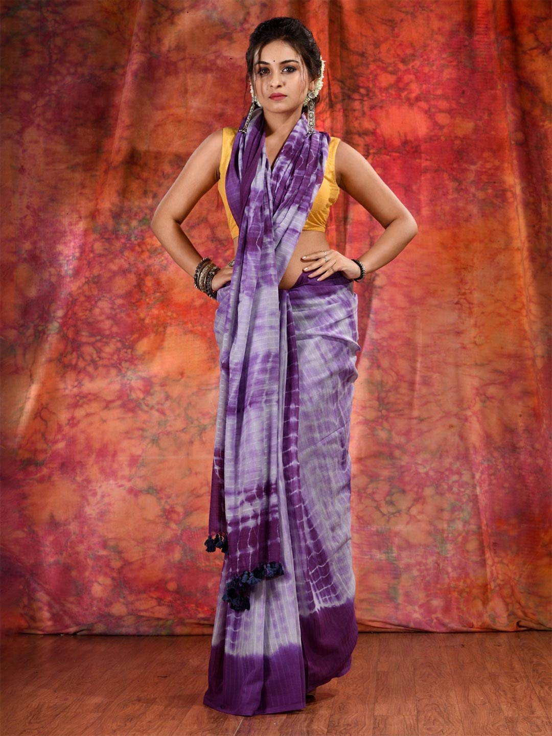 

Charukriti Women Violet & White Tie and Dye Pure Cotton Saree