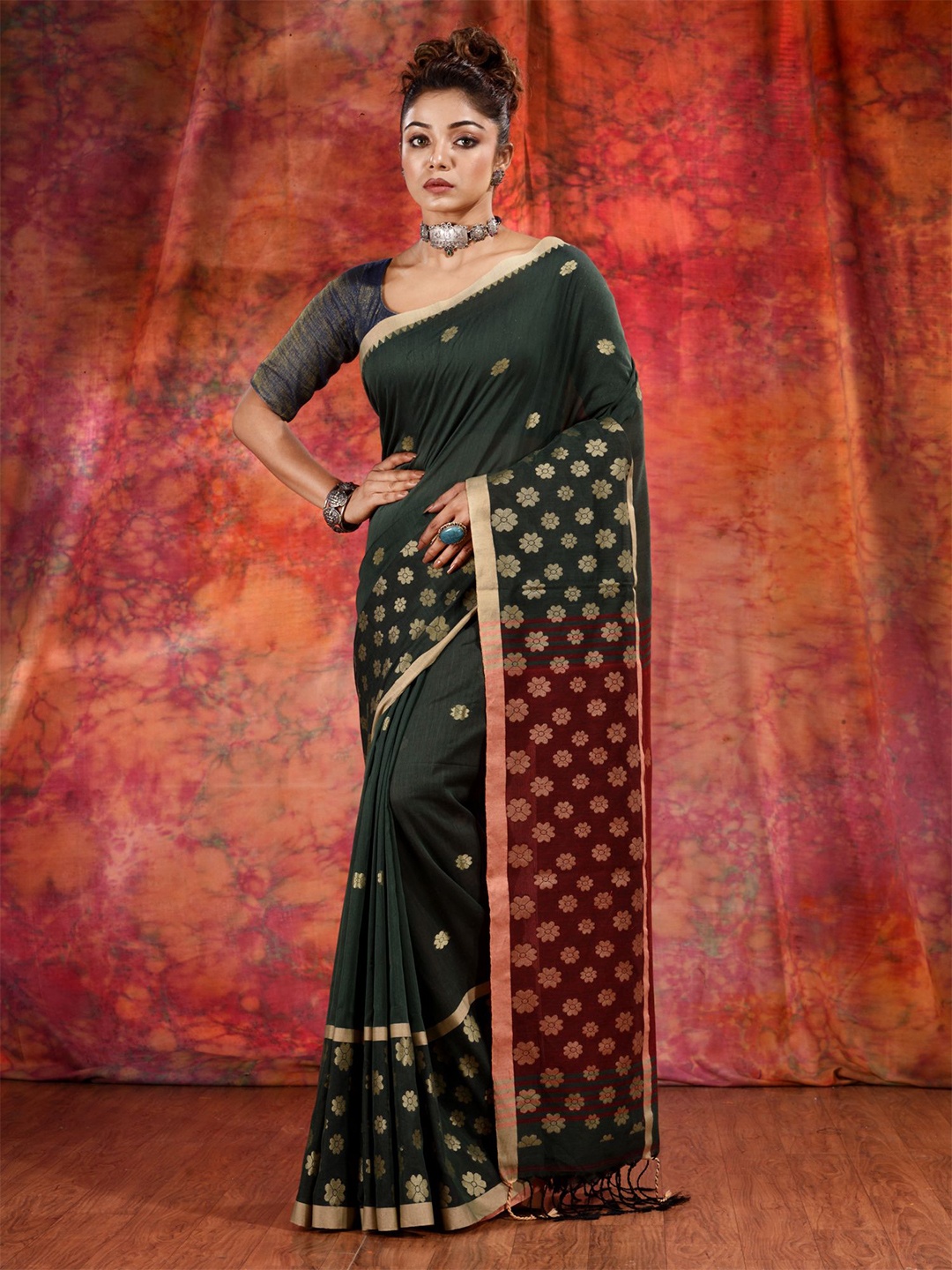 

Charukriti Green & Gold-Toned Woven Design Pure Cotton Saree
