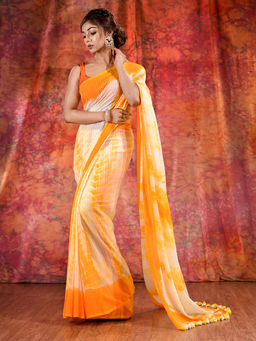 

Charukriti White & Orange Tie and Dye Pure Cotton Saree