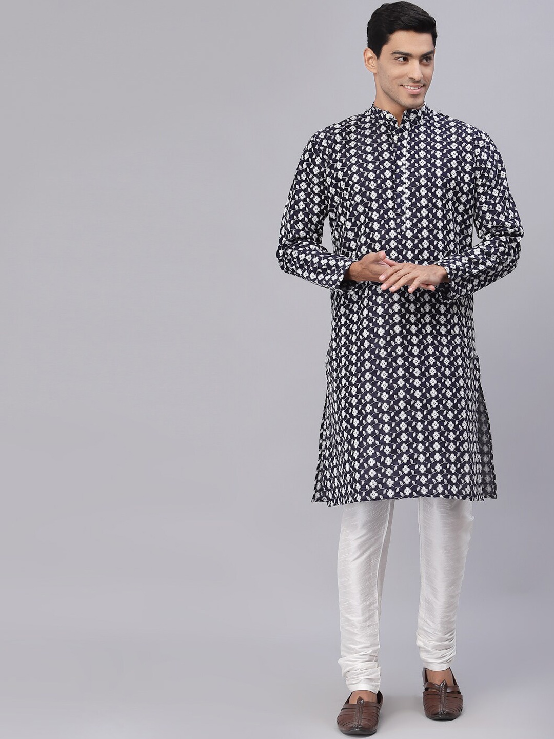 

NEUDIS Men Navy Blue & White Geometric Printed Grandeur & Majestic Artwork Kurta