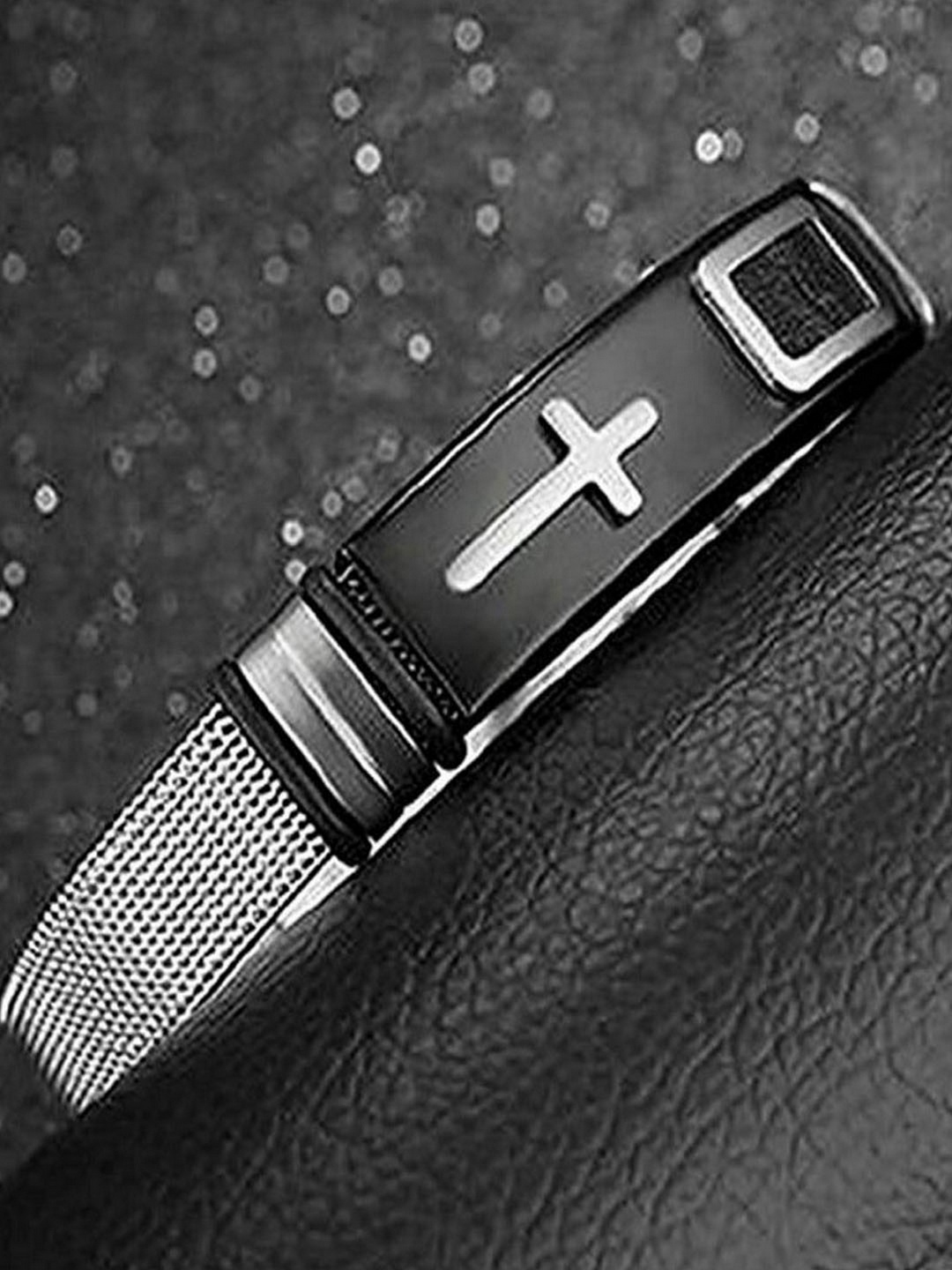 

UNIVERSITY TRENDZ Unisex Jesus Christ Cross Design Silver Bracelet