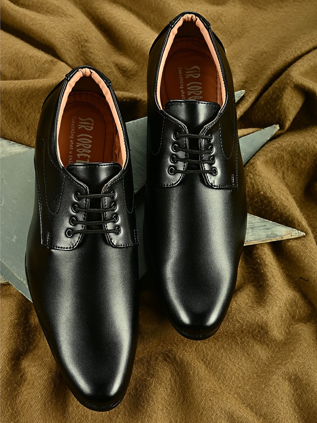 

Sir Corbett Men Black Solid Formal Derbys