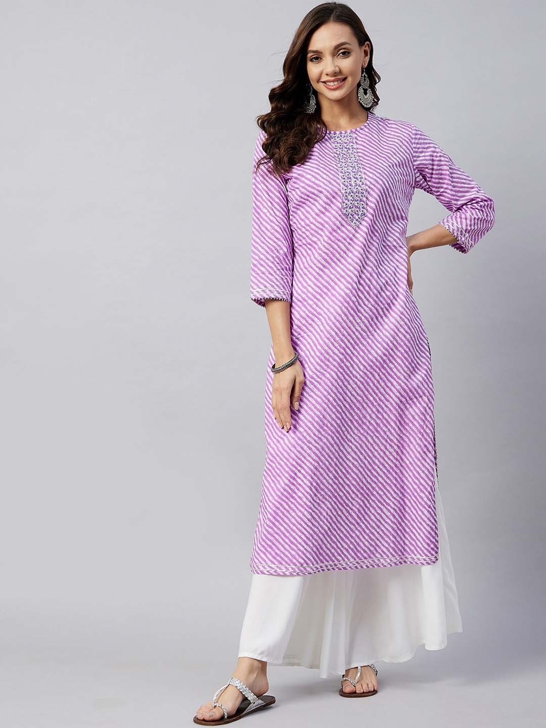 

InWeave Women Mauve & White Leheriya Printed Thread Work Kurta