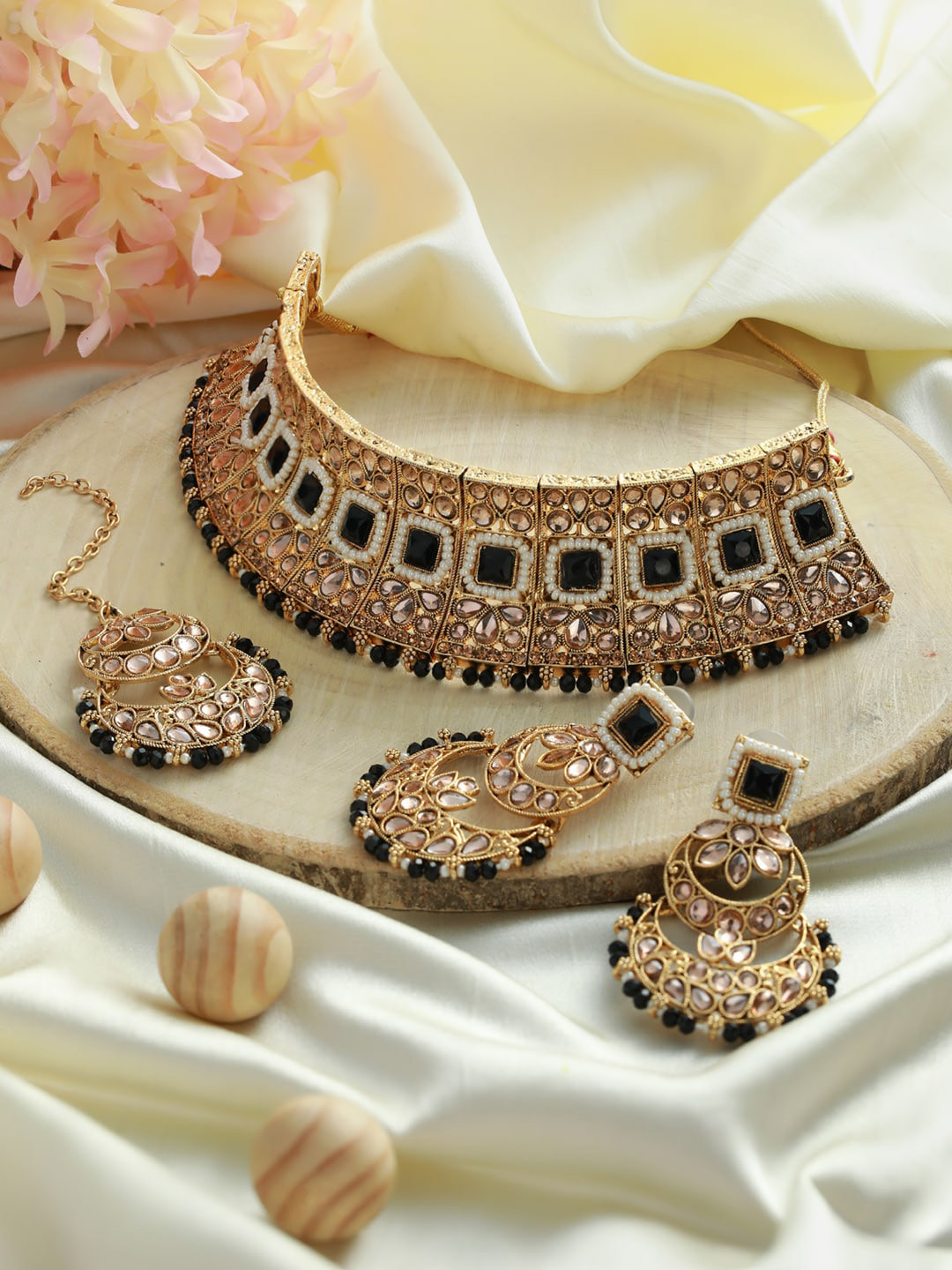

Jazz and Sizzle Black Gold-Plated Kundan Studded Jewellery Set