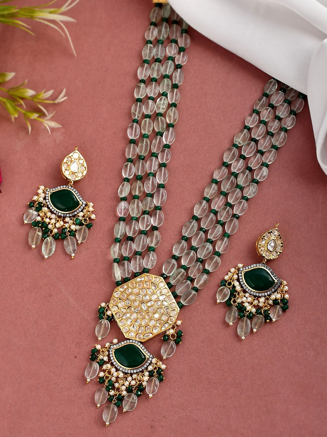 

DASTOOR Women Gold-Plated Green & White Kundan Studded & Beaded Jewellery Set