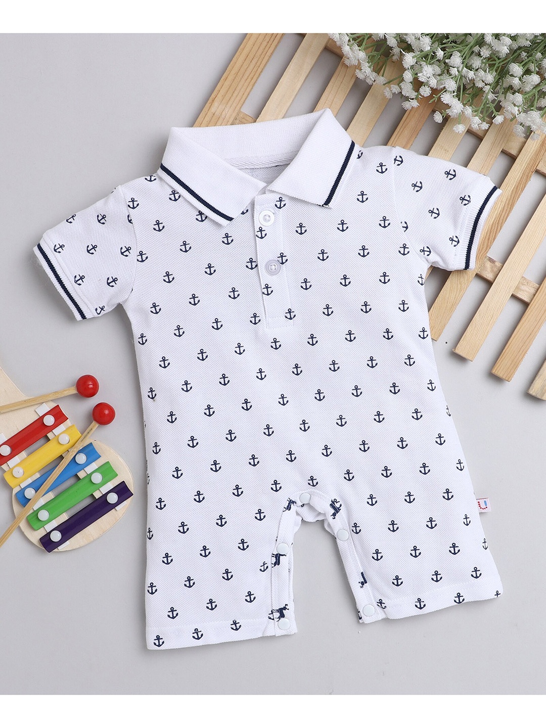 

BUMZEE Infants Boys White & Navy Blue Printed Pure Cotton Rompers