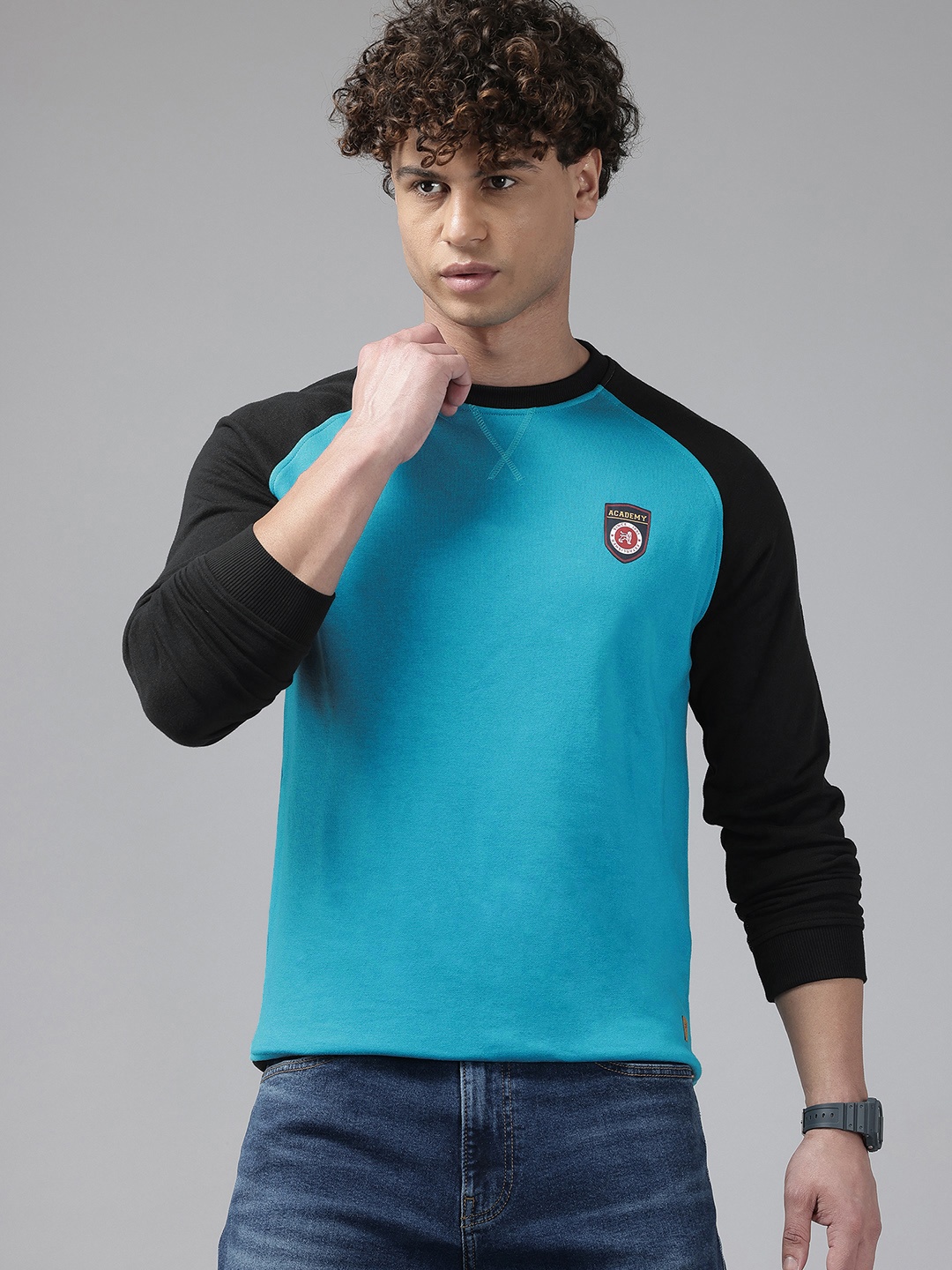 

Van Heusen Sport Contrast Sleeves Sweatshirt, Blue