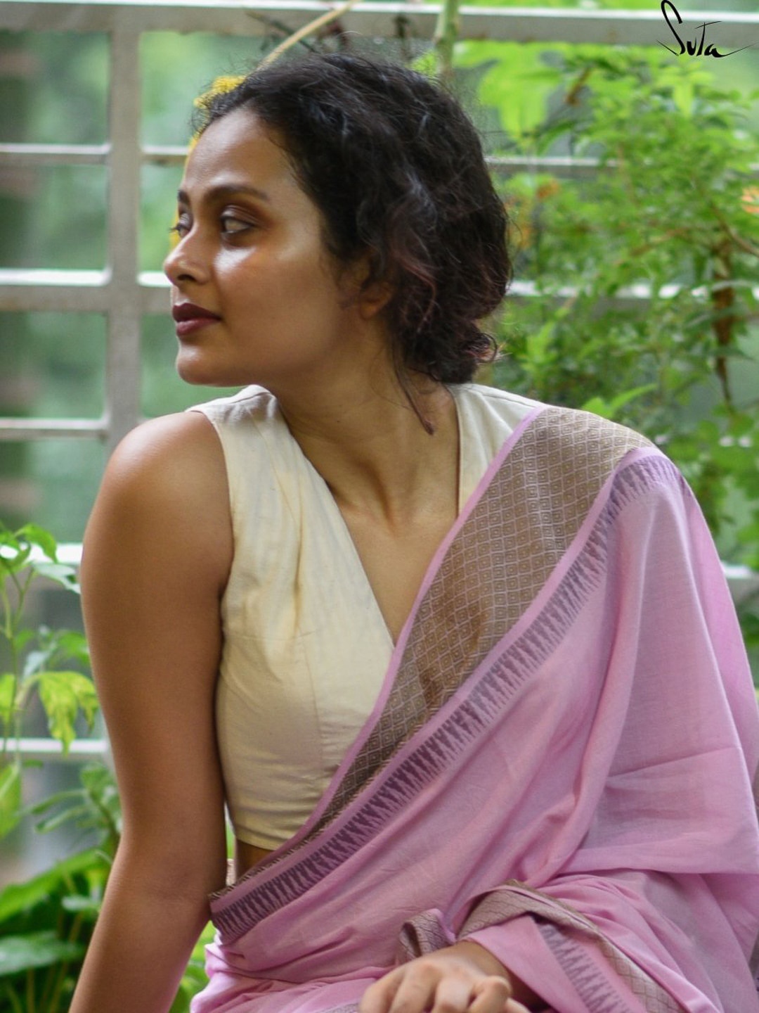 

Suta Women White Solid Cotton Sleeveless Saree Blouse