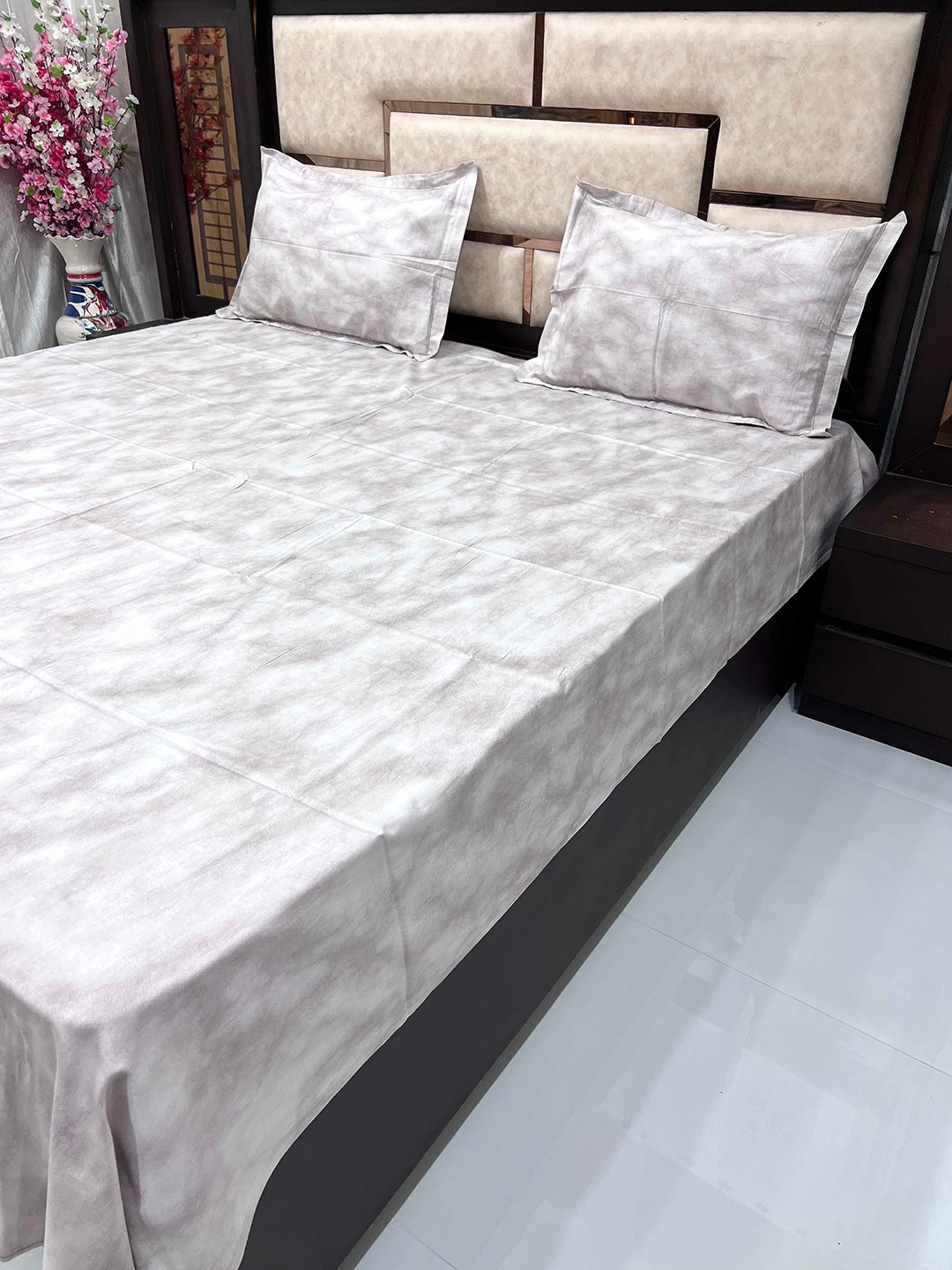 

Pure Decor Grey 260 TC Cotton Queen Bedsheet with 2 Pillow Covers