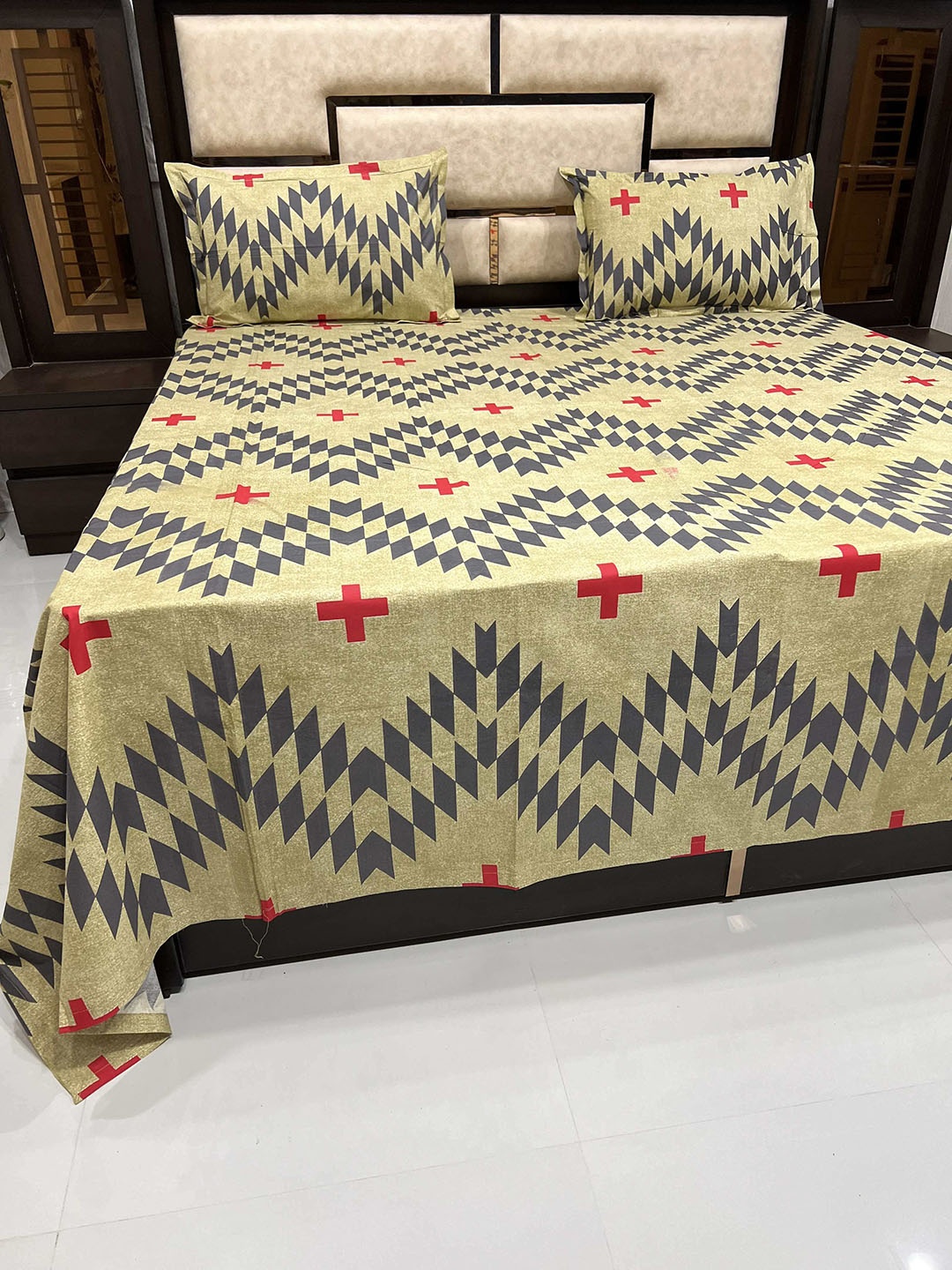 

Pure Decor Brown & Red Geometric 380 TC King Bedsheet with 2 Pillow Covers