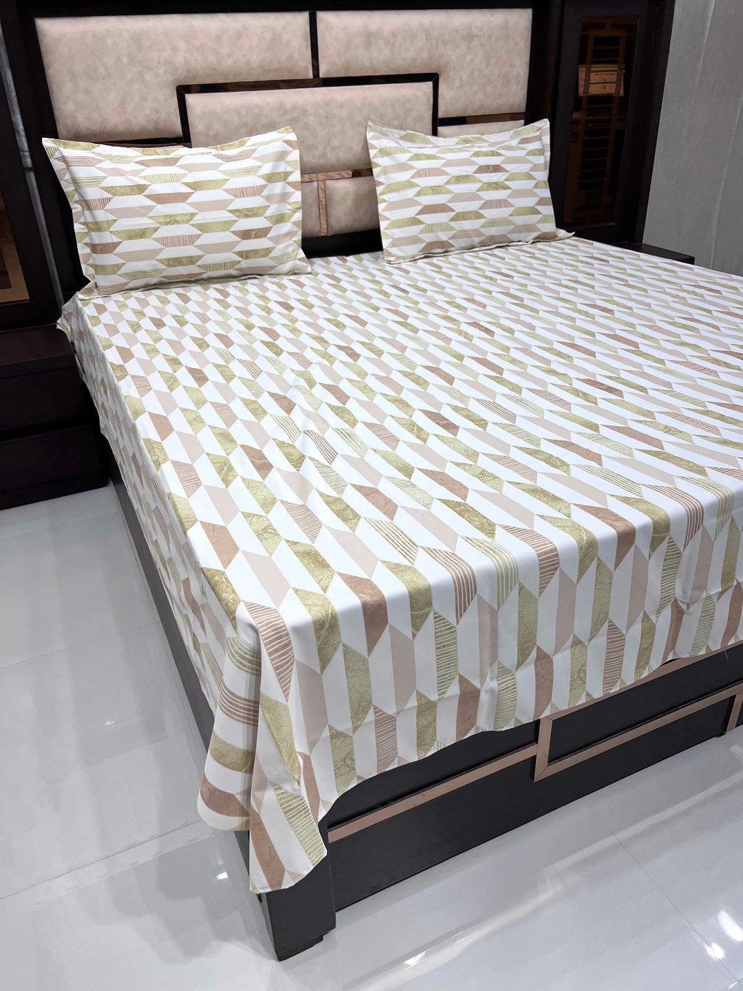 

Pure Decor Brown & White Geometric 260 TC Queen Bedsheet with 2 Pillow Covers