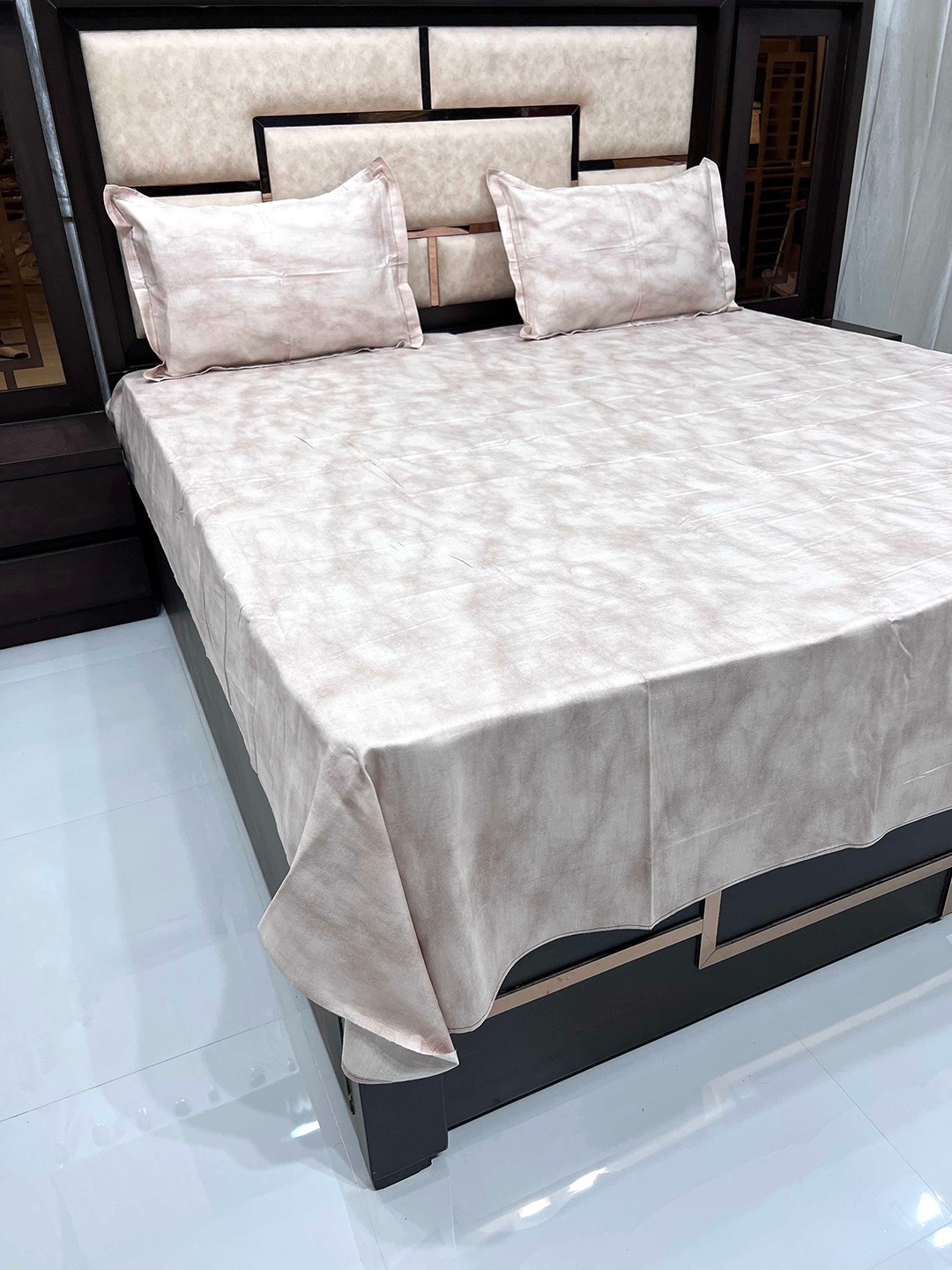

Pure Decor Brown & Off White Tie & Dye 260 TC Queen Bedsheet with 2 Pillow Covers