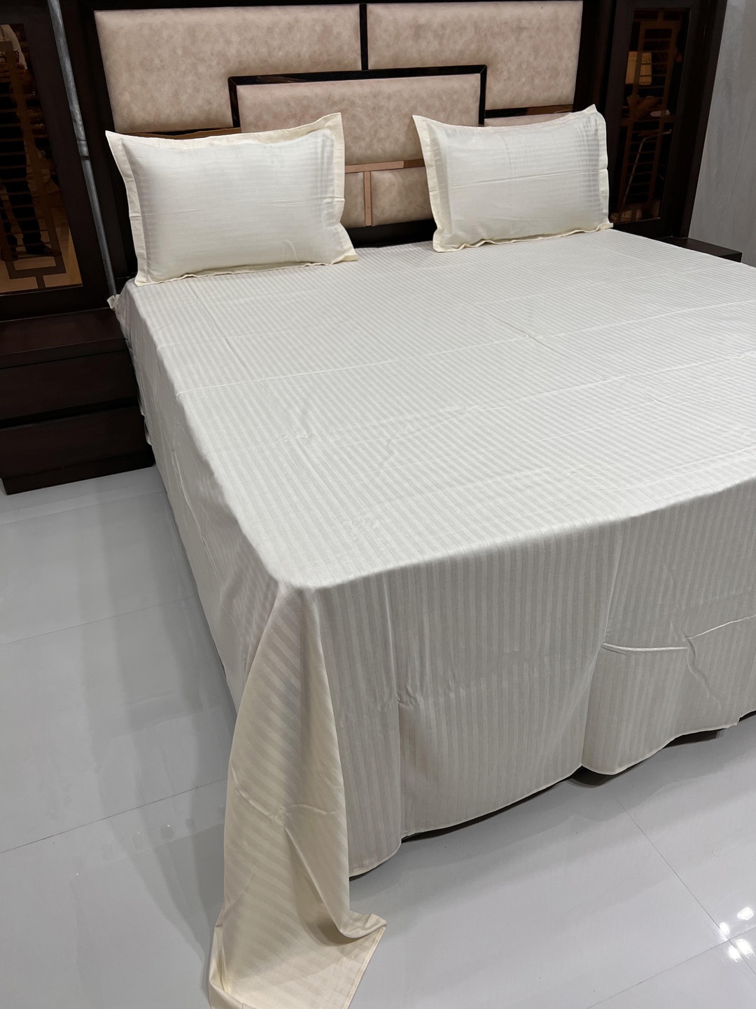 

Pure Decor Cream-Coloured King Bedsheet with 2 Pillow Covers