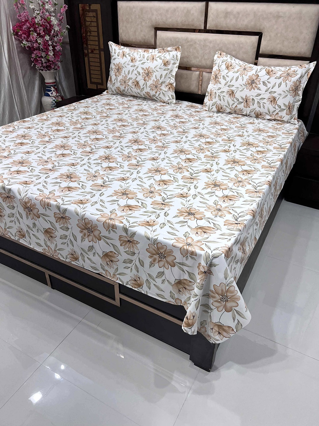 

Pure Decor White & Orange Floral 260 TC Queen Bedsheet with 2 Pillow Covers