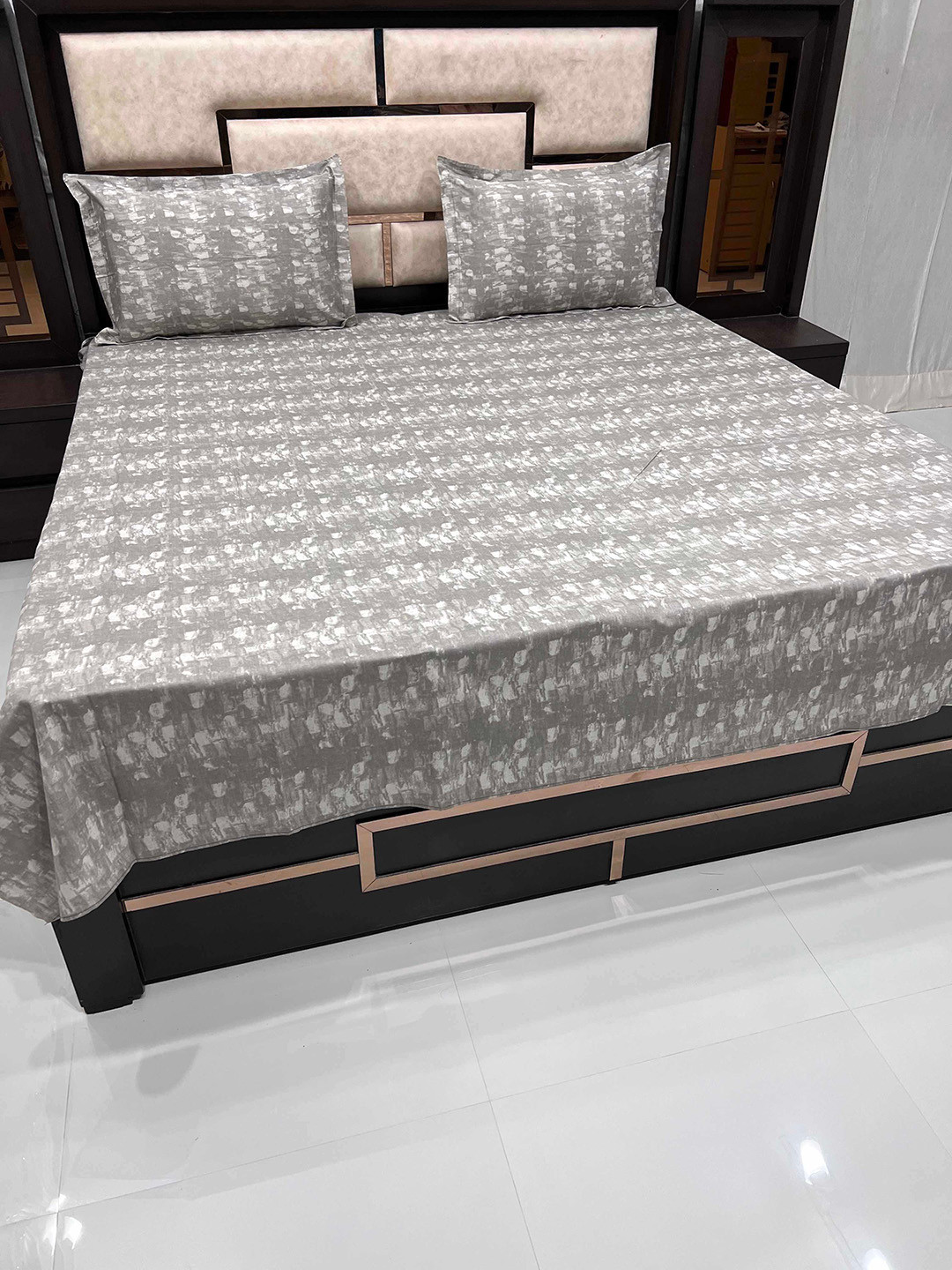 

Pure Decor Grey & White 260 TC Queen Bedsheet with 2 Pillow Covers