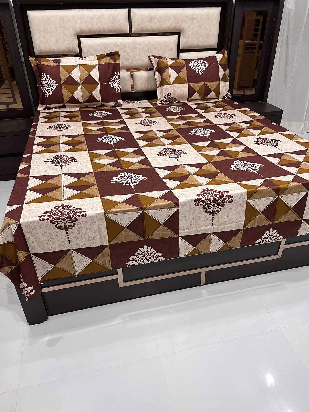 

Pure Decor Brown Geometric TC 380 Queen Bedsheet with 2 Pillow Covers