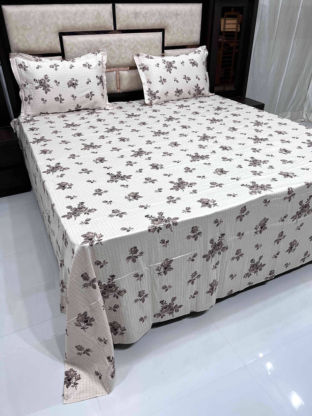 

Pure Decor Peach-Coloured & White Floral 400 TC King Bedsheet with 2 Pillow Covers