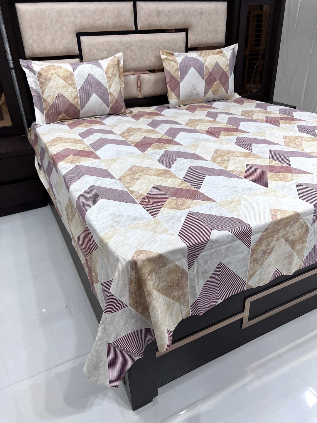 

Pure Decor Brown & Off White Geometric 260 TC Queen Bedsheet with 2 Pillow Covers