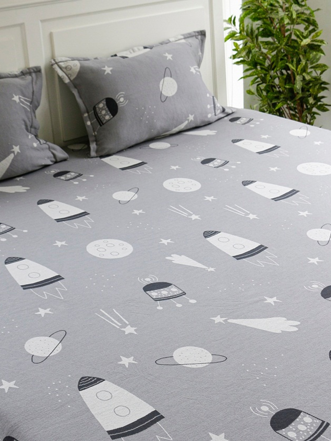 

Pluchi Grey & Off White Cartoon Characters King Bedsheet with 2 Pillow Covers