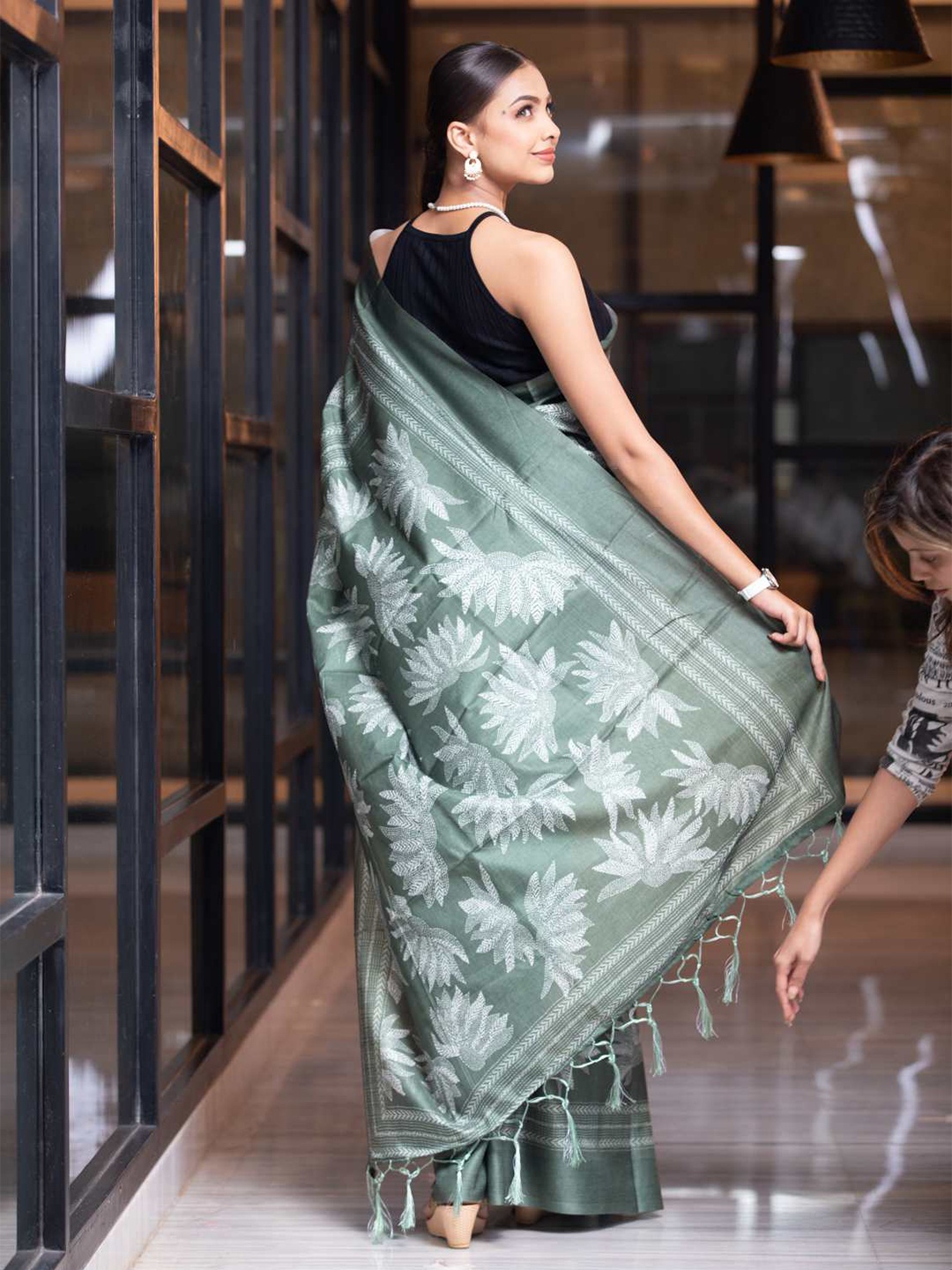 

KARAGIRI Green Floral Silk Blend Saree