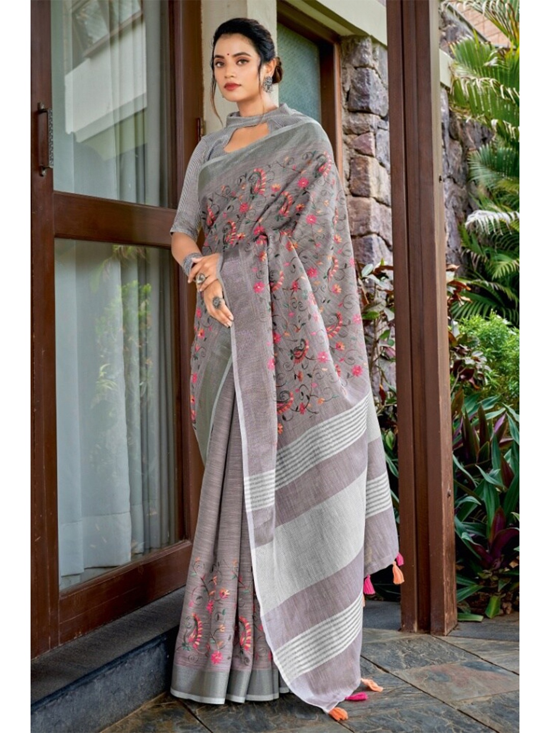 

KARAGIRI Women Grey & Pink Floral Embroidered Linen Blend Saree