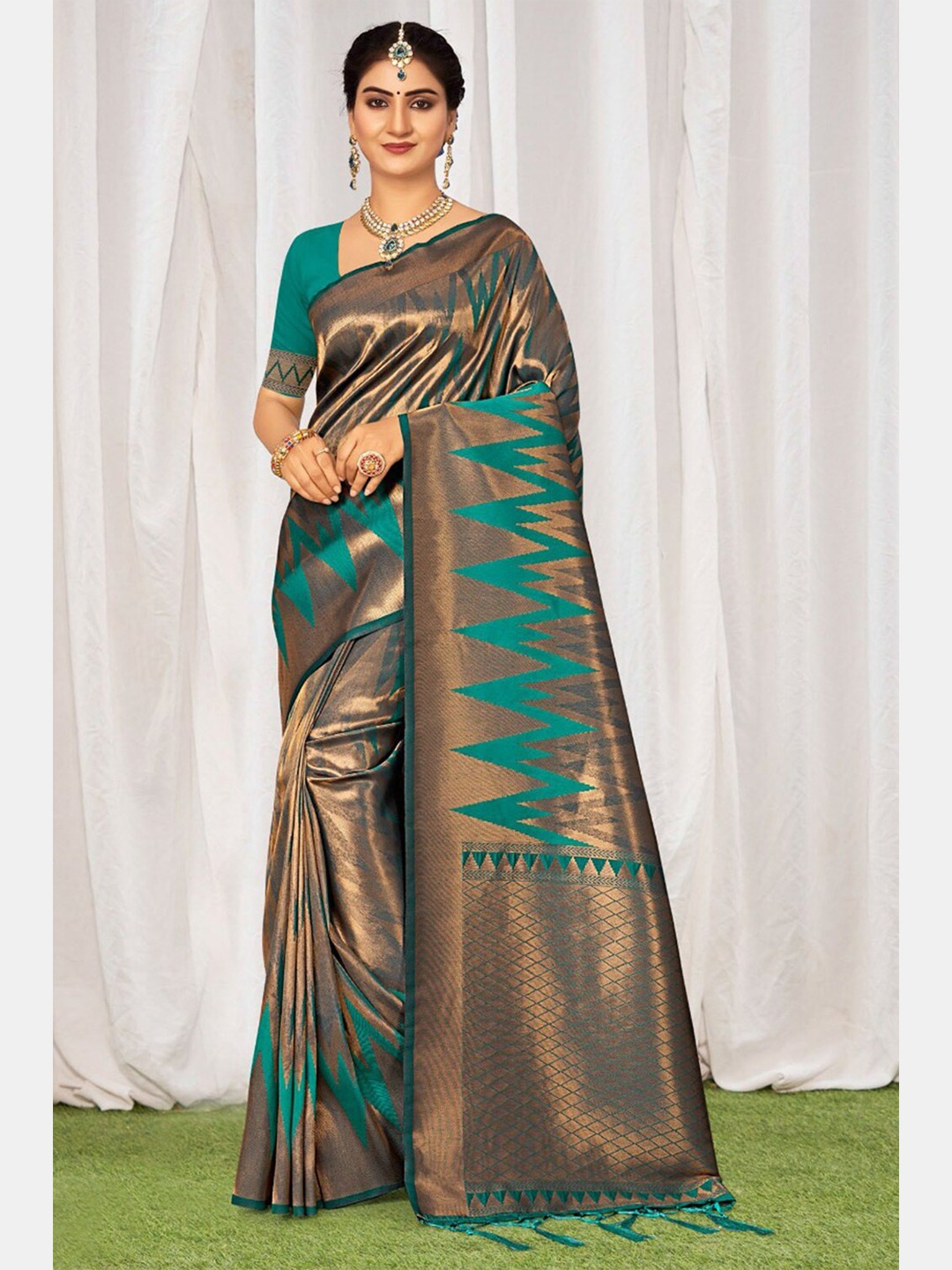 

KARAGIRI Blue & Gold-Toned Woven Design Zari Silk Blend Kanjeevaram Saree