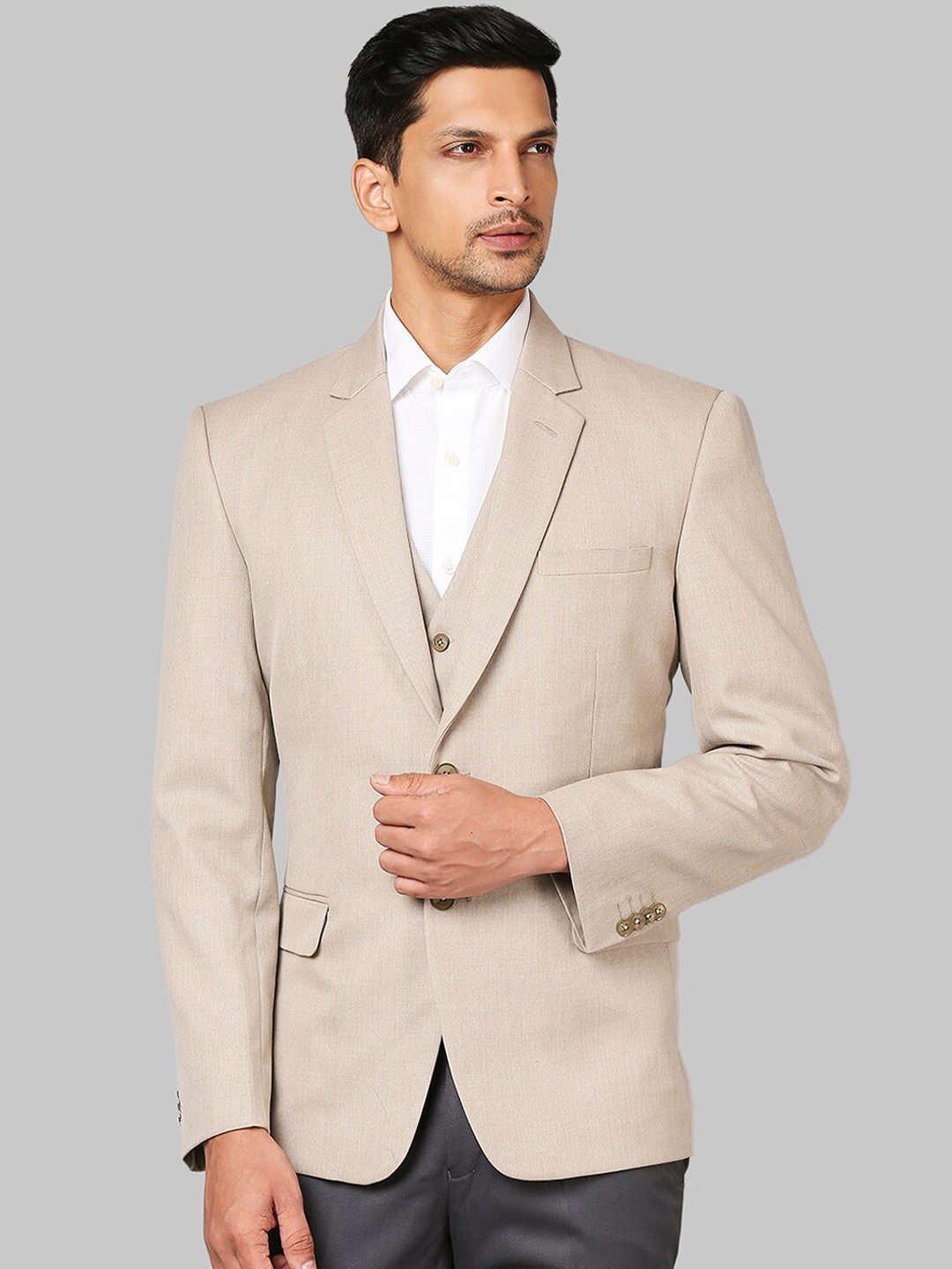 

Raymond Men Beige Solid Single-Breasted Slim-Fit Three-Piece Suit