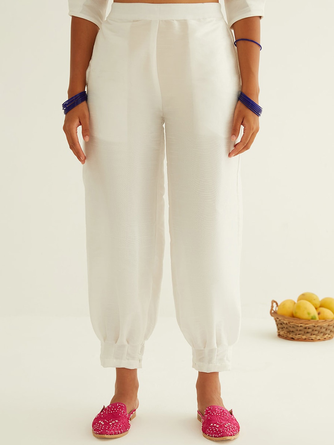 

Abhishti Women Off White Relaxed Solid Peg Trouser