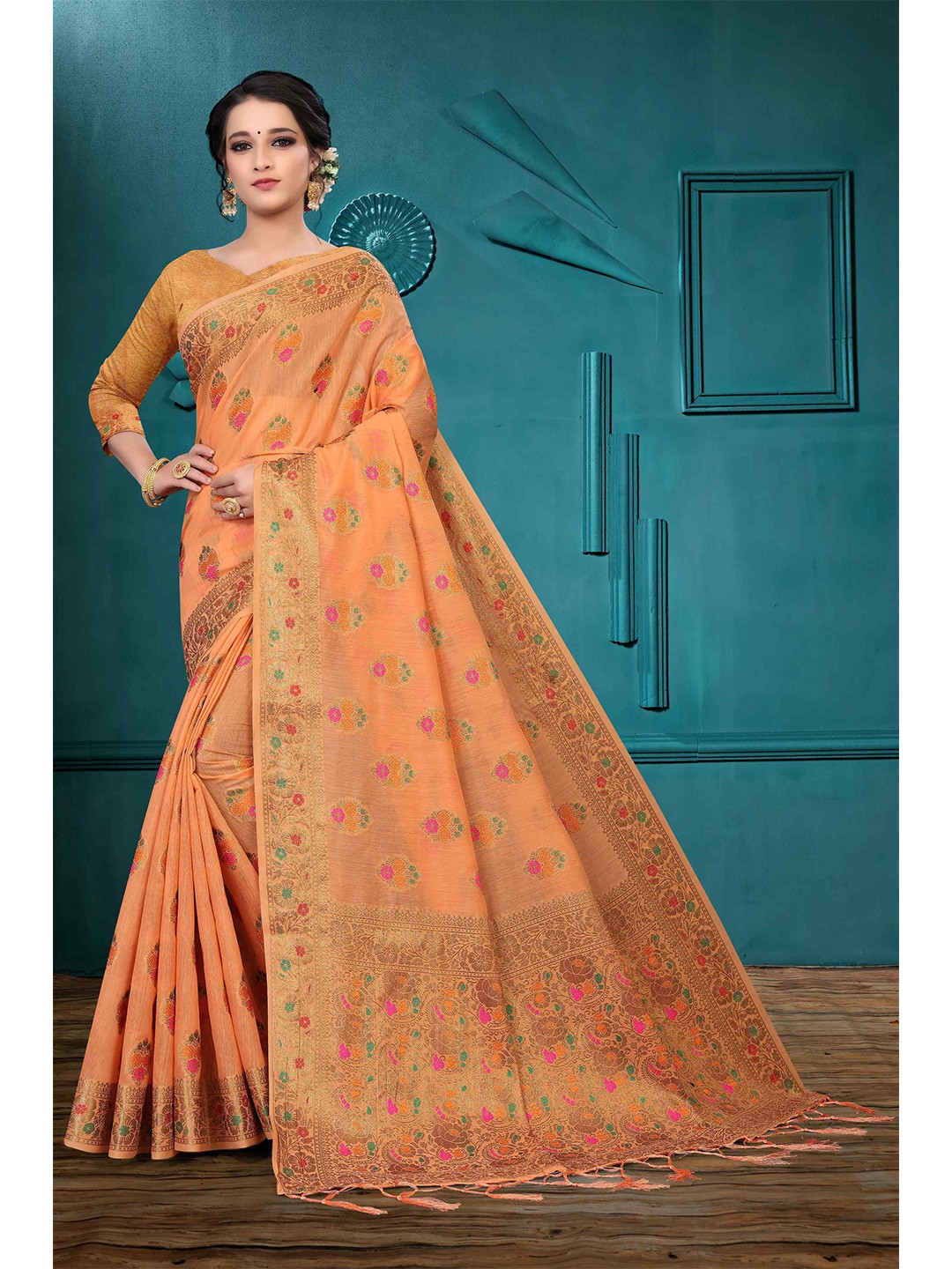 

Mizzific Women Peach-Coloured & Green Floral Zari Pure Cotton Chanderi Saree