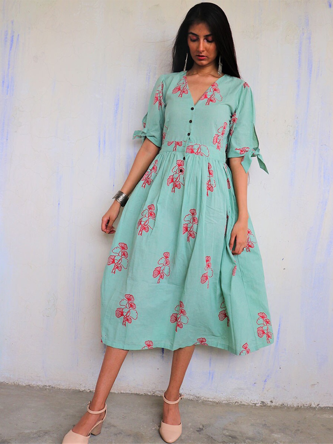 

Chidiyaa Women Teal & Pink Floral Midi Dress