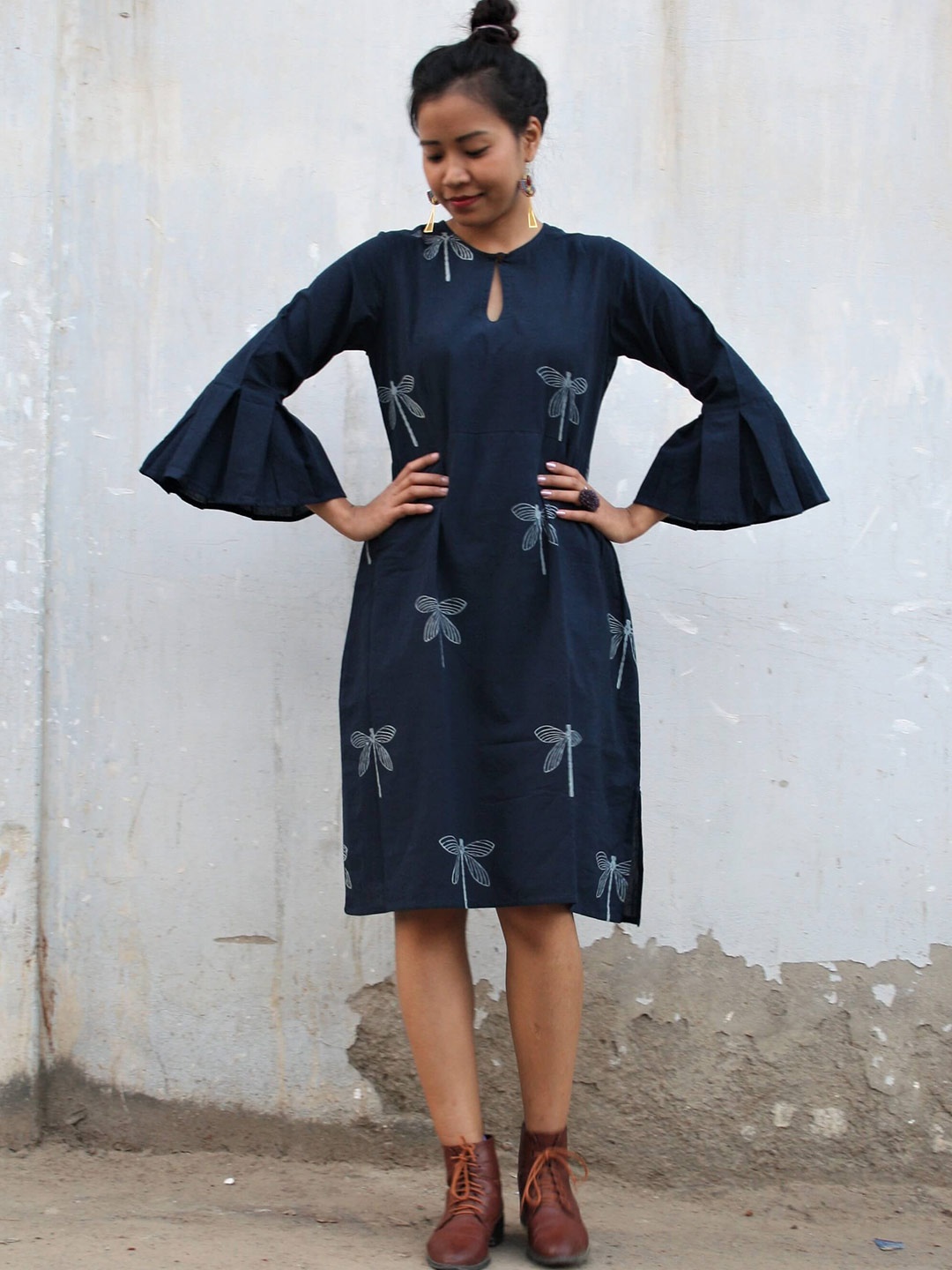

Chidiyaa Blue Floral Keyhole Neck Sheath Dress