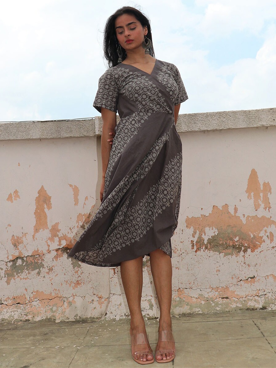 

Chidiyaa Women Black Floral Dress