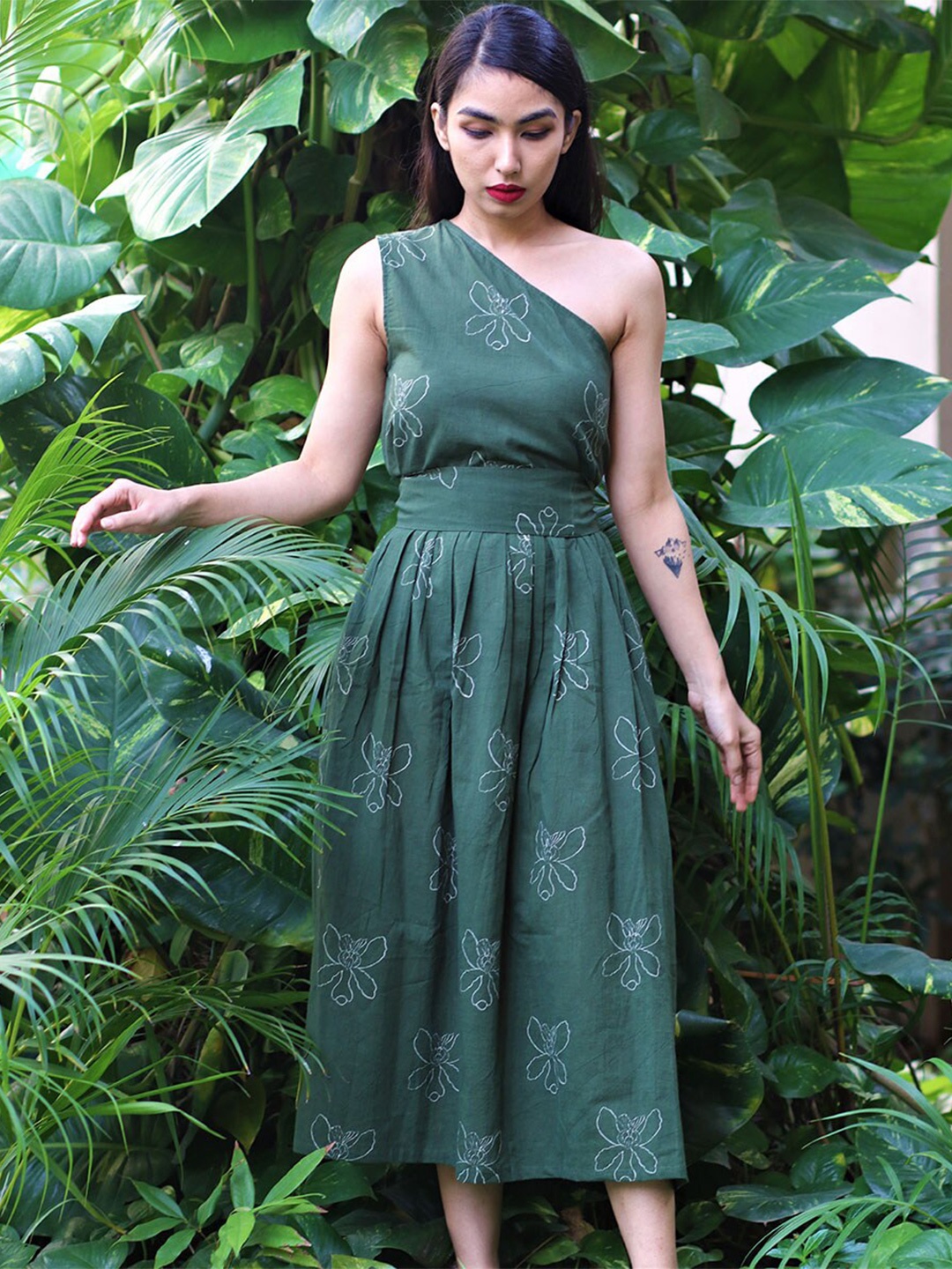

Chidiyaa Green Floral One Shoulder Midi Dress