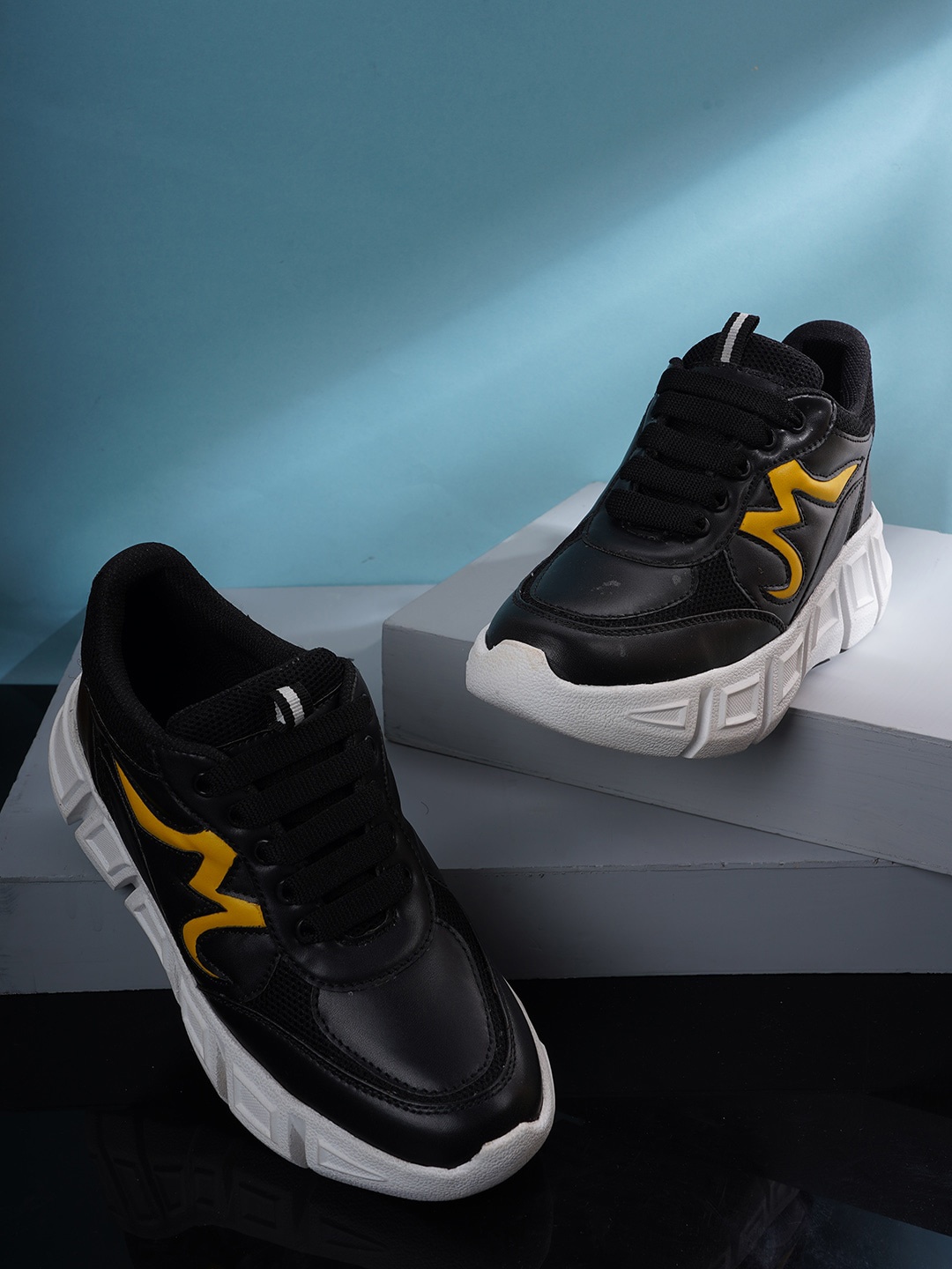 

VEILLE Women Black Colourblocked PU Sneakers