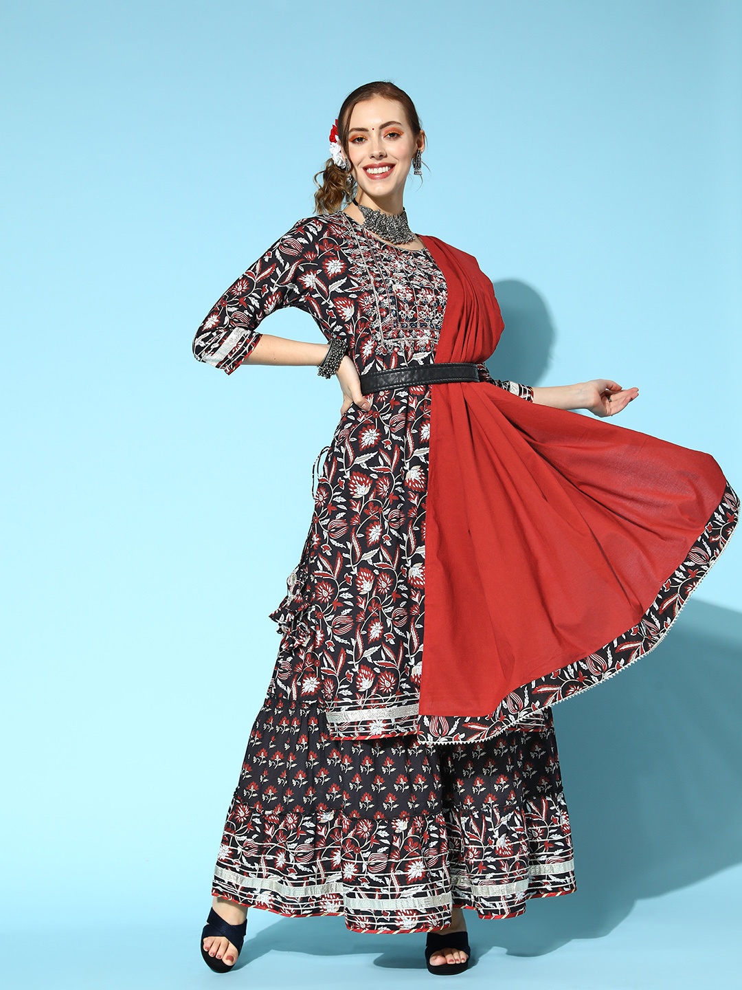 

Ishin Women Floral Volume Control Kurta Set with Dupatta, Black