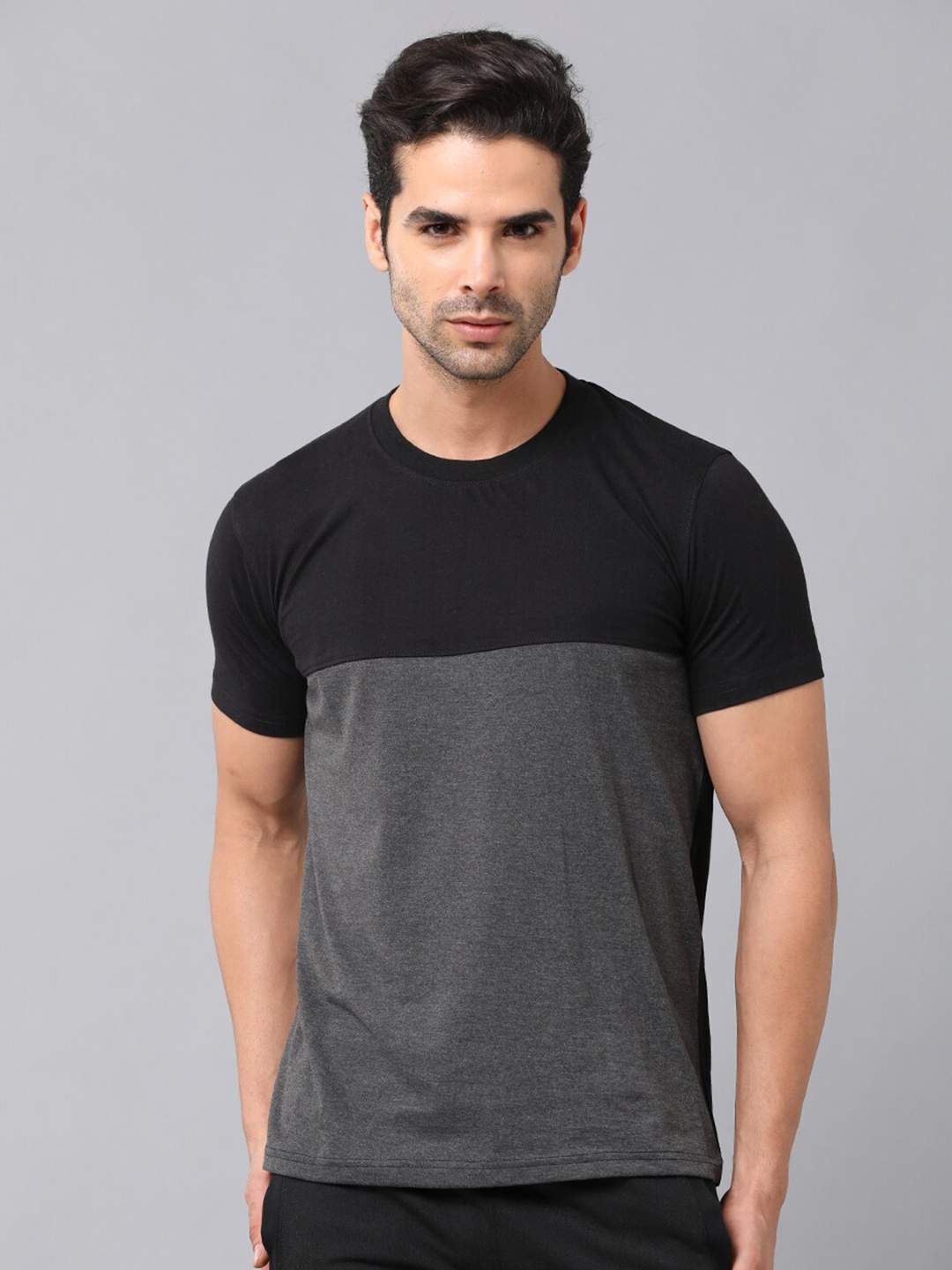 

MADSTO Men Black & Grey Colourblocked Slim Fit T-shirt