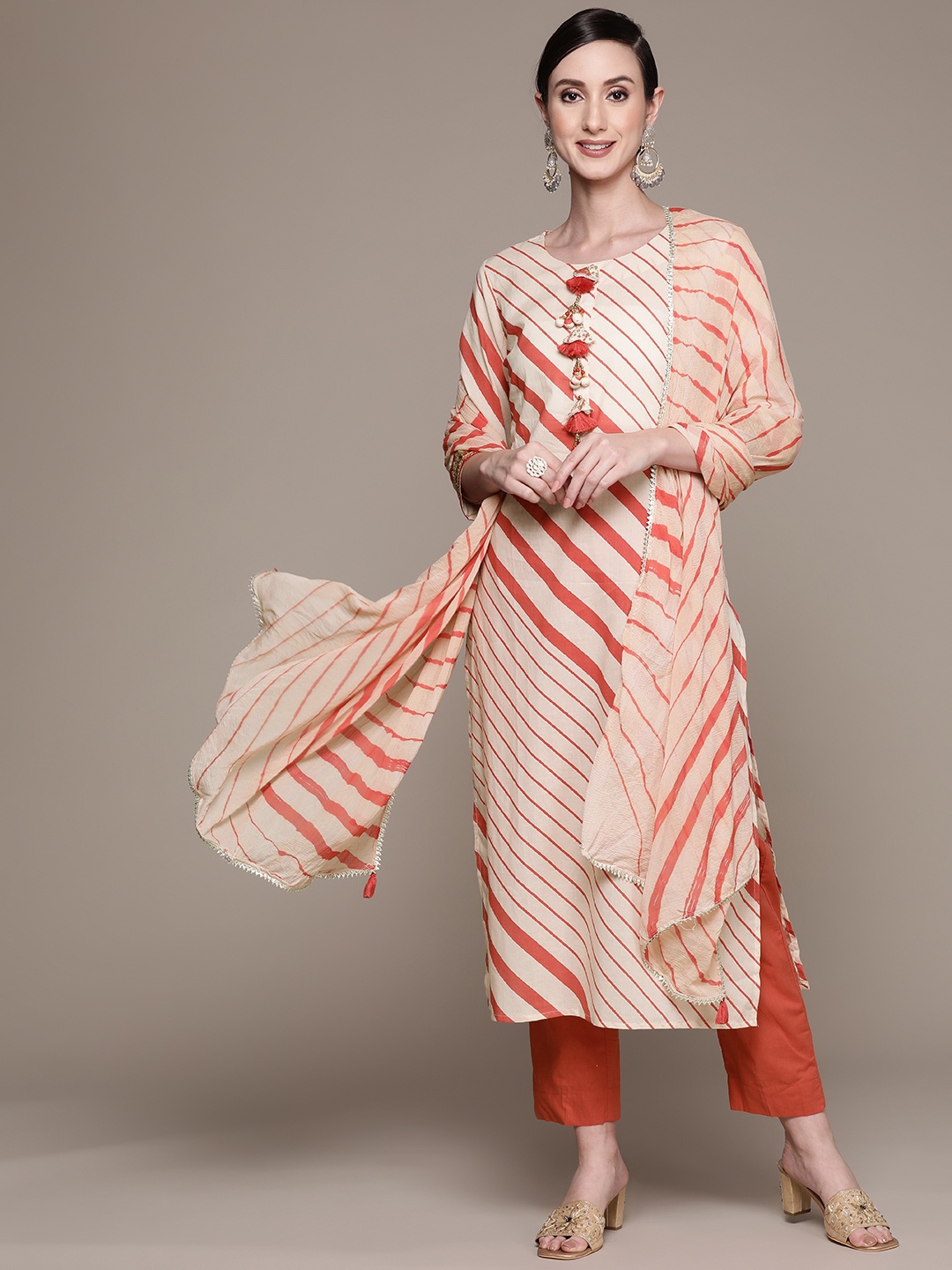 

Ishin Women Cream-Coloured Leheriya Printed Kurta with Trousers & With Dupatta