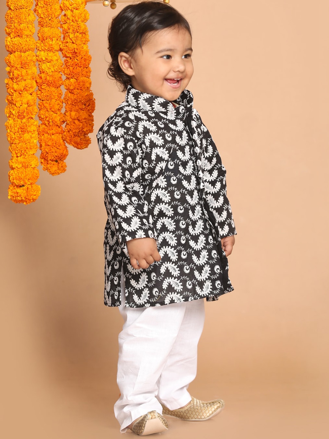 

VASTRAMAY Boys Black Chikankari Pure Cotton Kurta