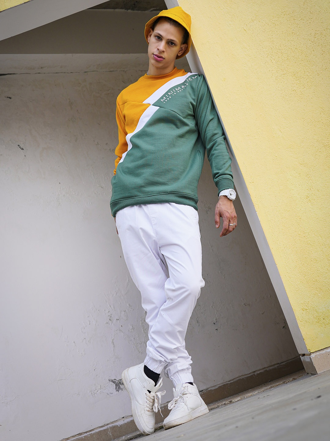 

The Indian Garage Co Men Colourblocked Sweatshirt, Green