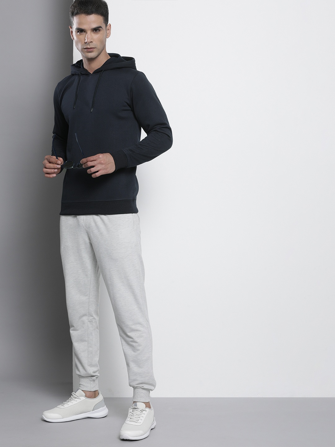 

The Indian Garage Co Men Navy Blue Solid Hooded Sweatshirt