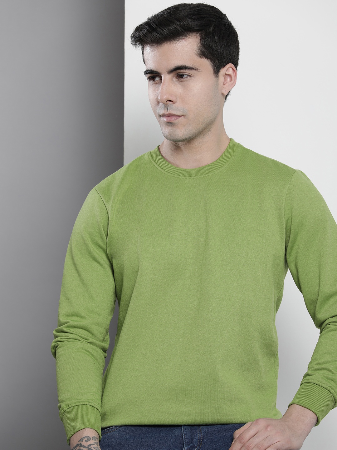 

The Indian Garage Co Men Green Solid Sweatshirt