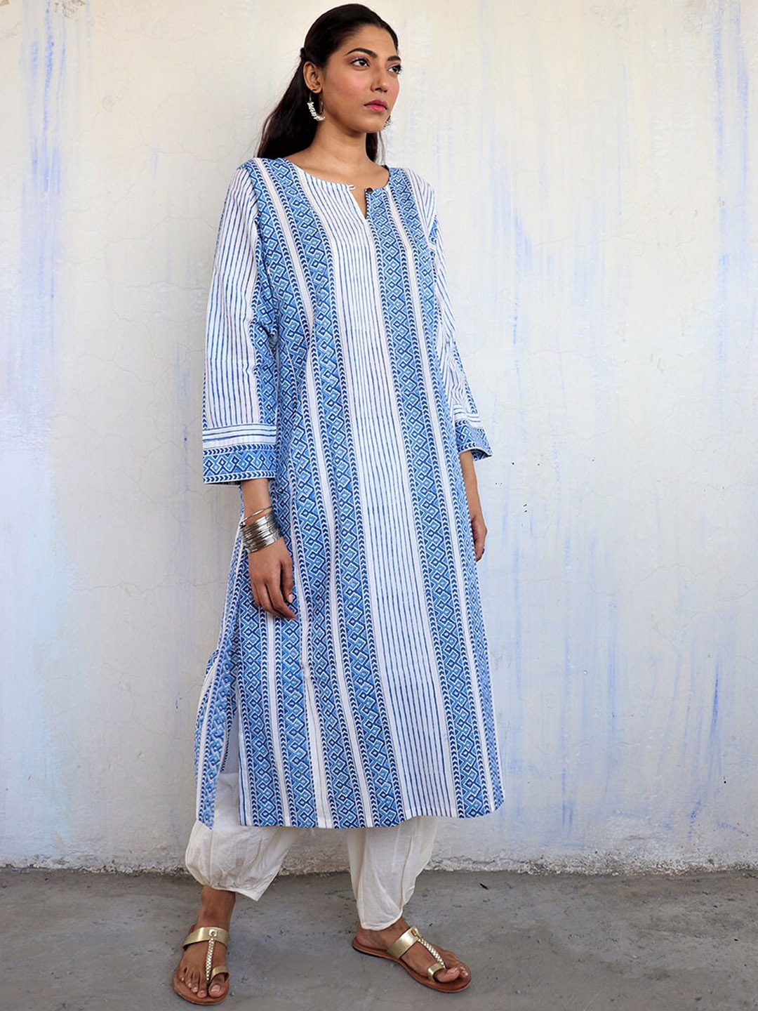 

Chidiyaa Women Blue Printed Pure Cotton Kurta with Salwar