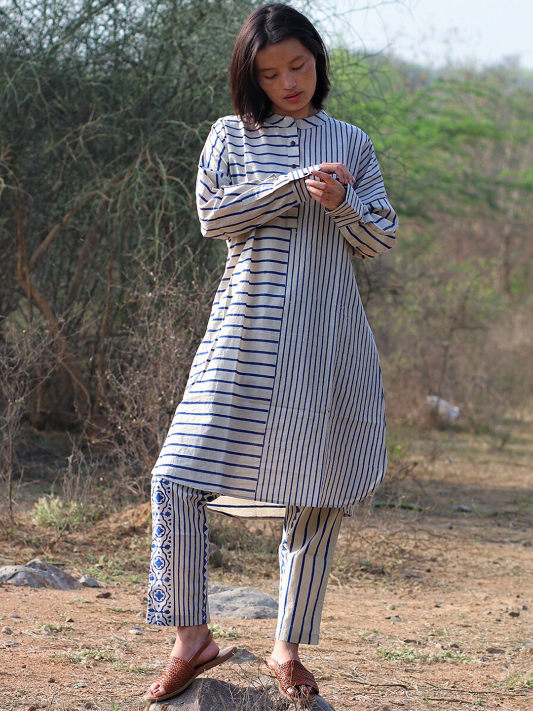 

Chidiyaa Women Blue & White Striped Pure Cotton Kurta with Trouser