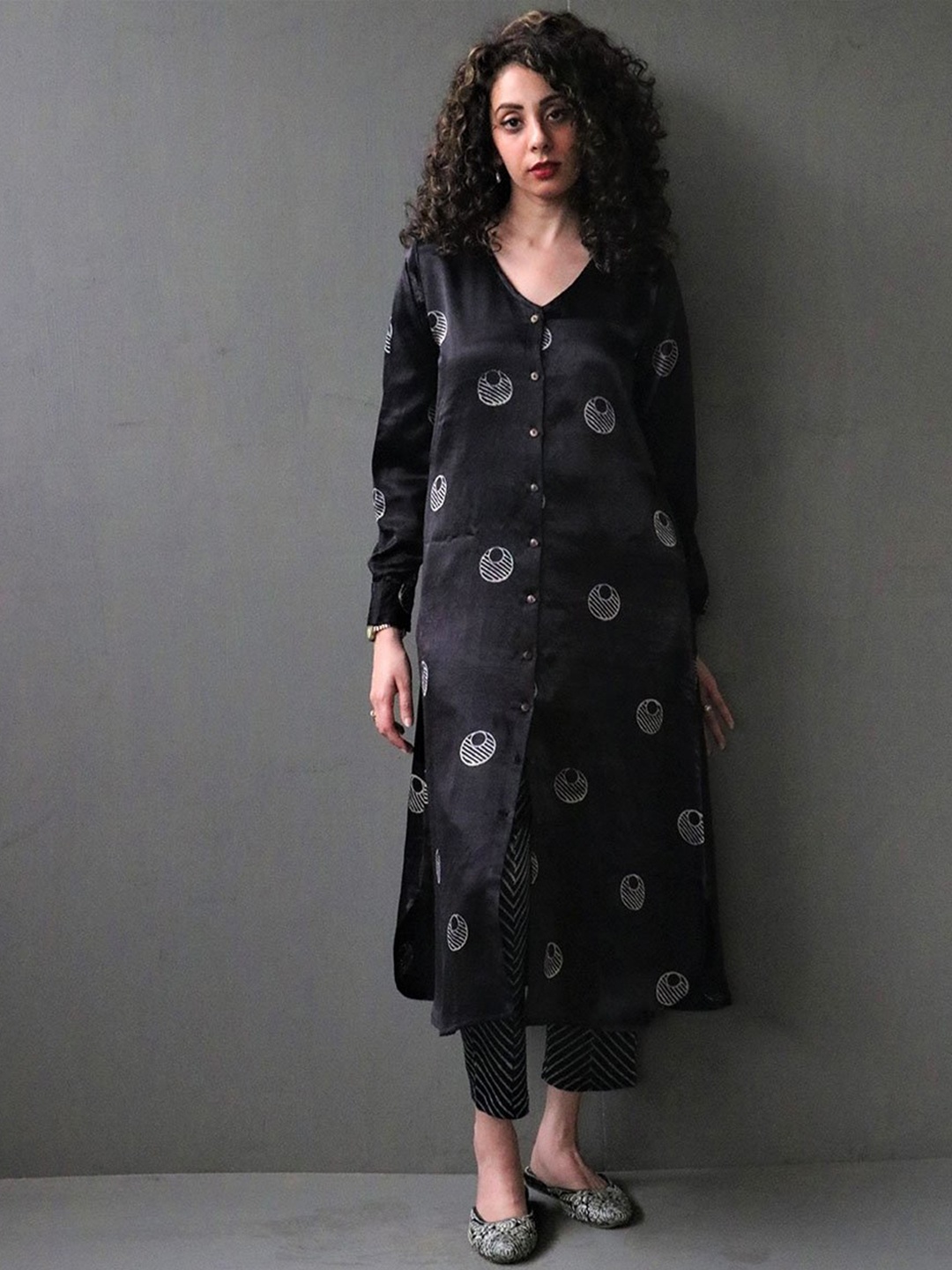 

Chidiyaa Women Black Floral Layered Kurti with Trousers