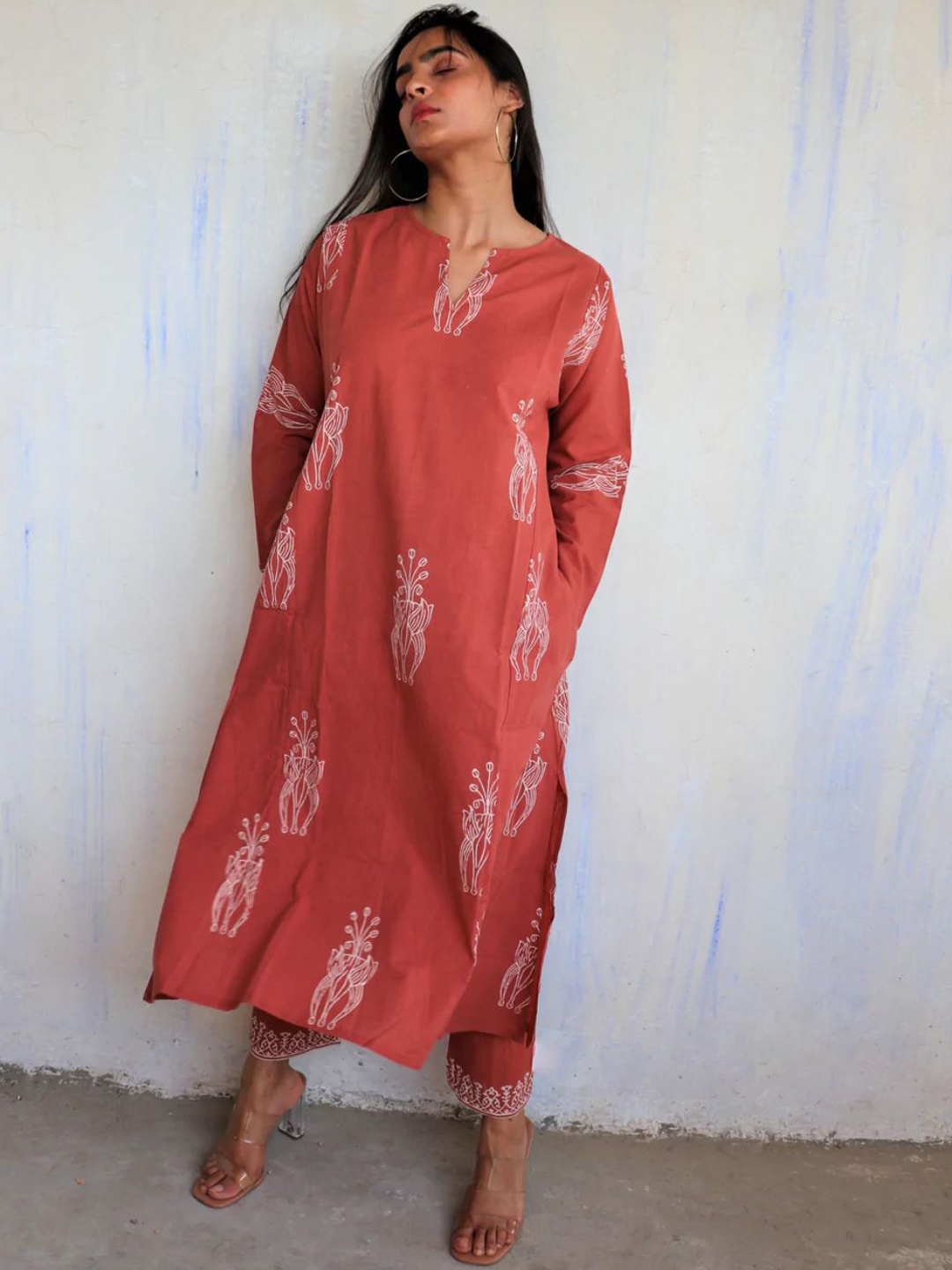 

Chidiyaa Women Coral Ethnic Motifs Printed Pure Cotton Kurti with Trousers