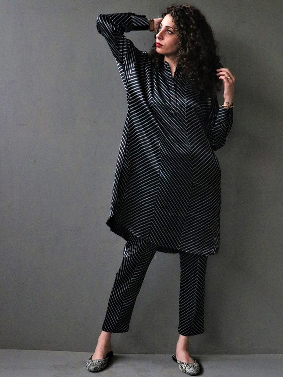 

Chidiyaa Women Black Striped Kurta with Trouser